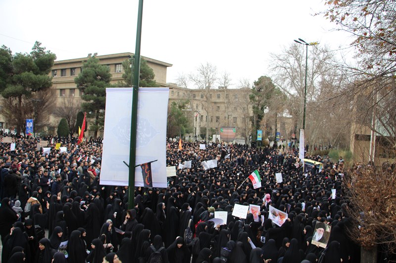 تجمع دانشگاهیان دانشگاه های تهران و علوم پزشکی تهران در محکومیت ترور ناجوانمردانه سردار سلیمانی