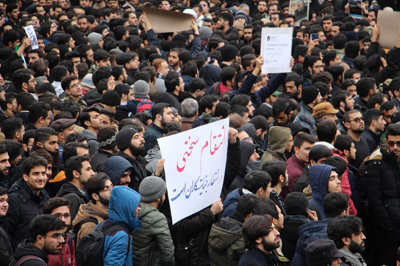 تجمع دانشگاهیان دانشگاه های تهران و علوم پزشکی تهران در محکومیت ترور ناجوانمردانه سردار سلیمانی