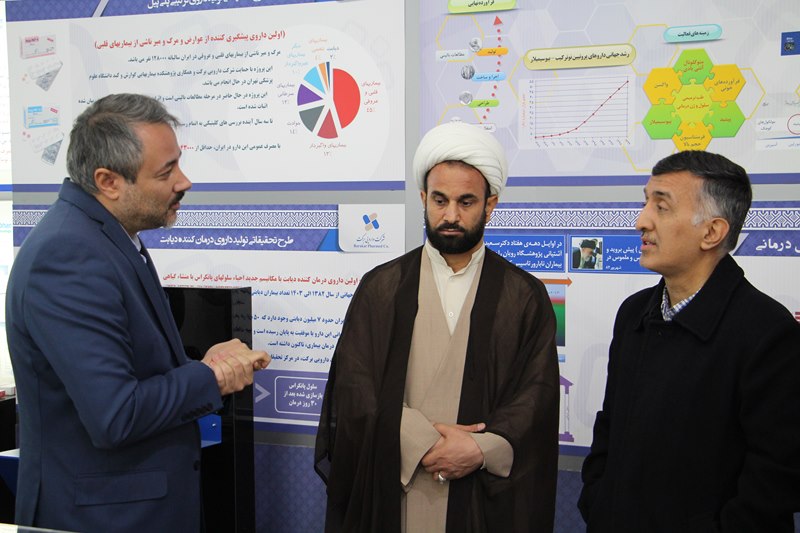 بازدید استادان دانشکده دندانپزشکی از نمایشگاه دستاوردهای ستاد اجرایی فرمان حضرت امام خمینی (ره)