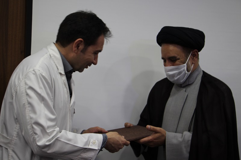 تجلیل از کادر درمانی و مدافعان سلامت بیمارستان یاس با حضور مسئول نهاد