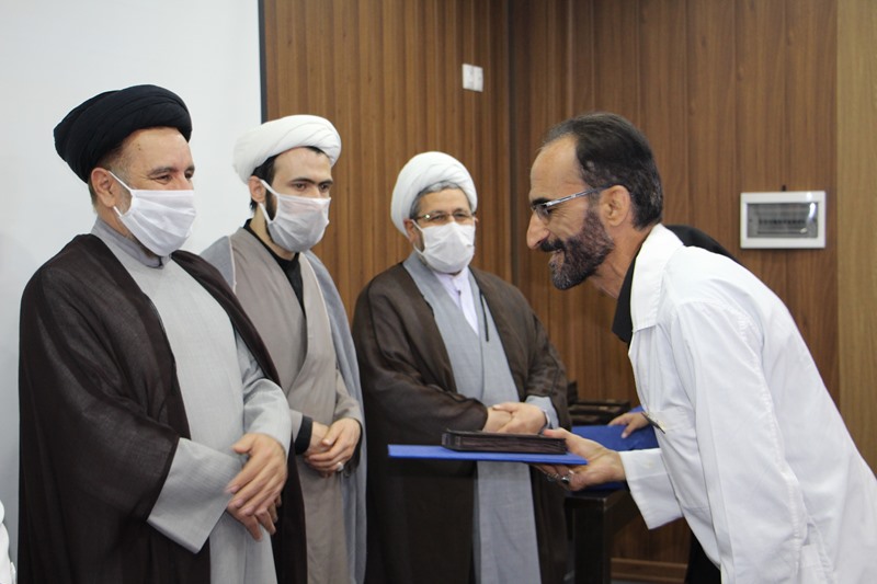 تجلیل از کادر درمانی و مدافعان سلامت بیمارستان یاس با حضور مسئول نهاد