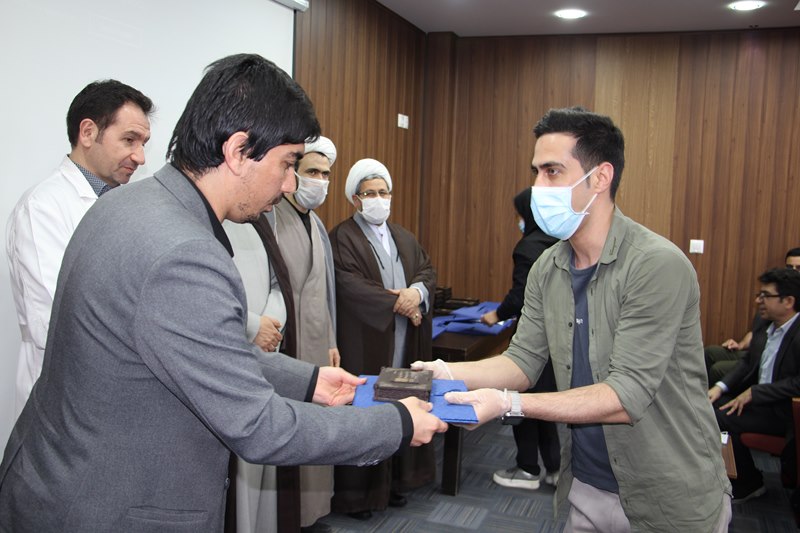 تجلیل از کادر درمانی و مدافعان سلامت بیمارستان یاس با حضور مسئول نهاد