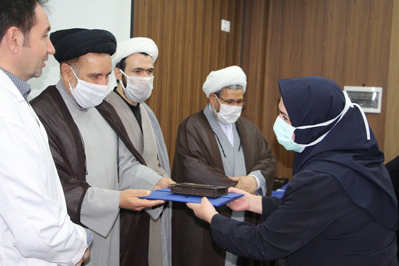 تجلیل از کادر درمانی و مدافعان سلامت بیمارستان یاس با حضور مسئول نهاد