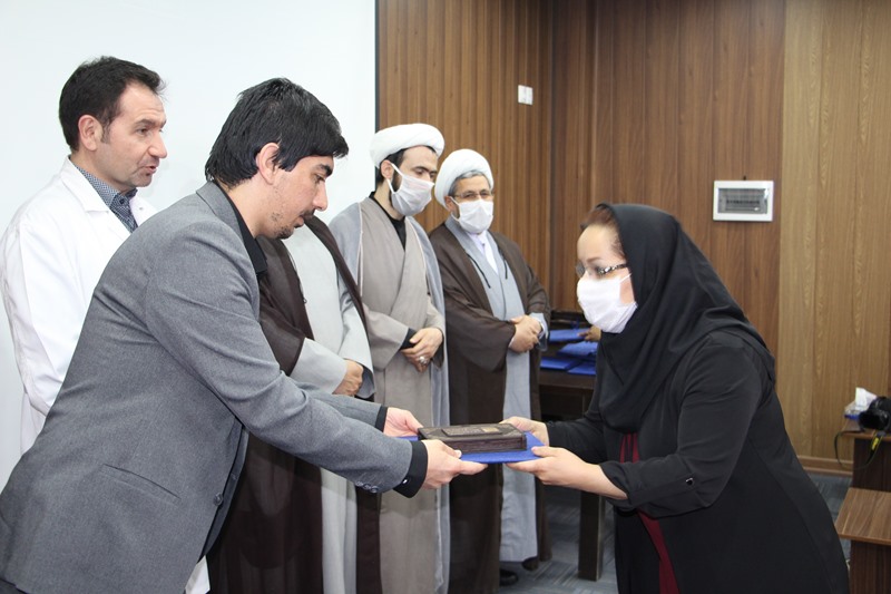 تجلیل از کادر درمانی و مدافعان سلامت بیمارستان یاس با حضور مسئول نهاد