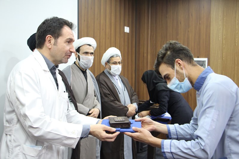 تجلیل از کادر درمانی و مدافعان سلامت بیمارستان یاس با حضور مسئول نهاد