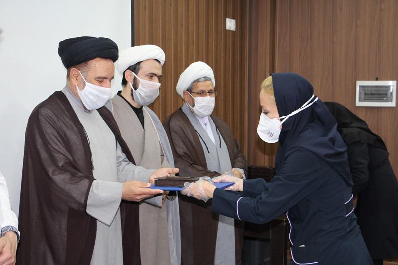 تجلیل از کادر درمانی و مدافعان سلامت بیمارستان یاس با حضور مسئول نهاد