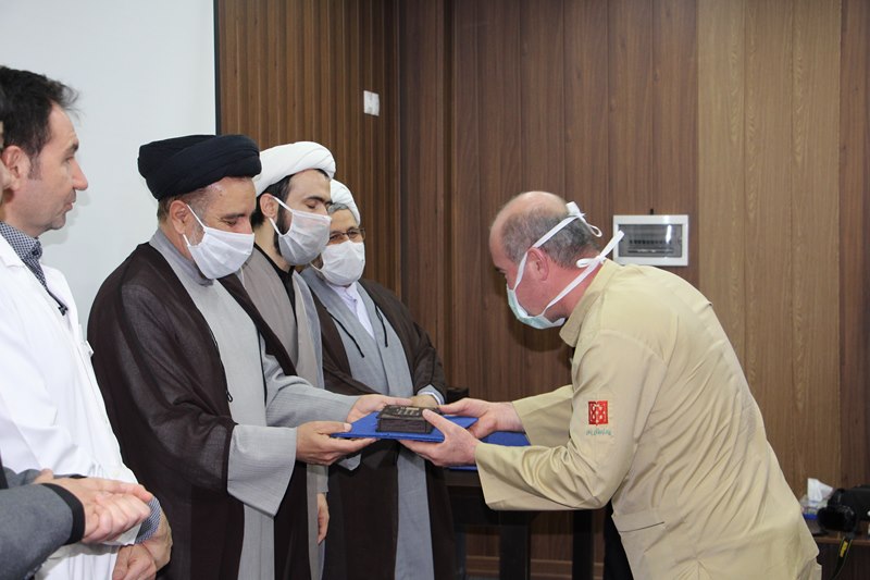 تجلیل از کادر درمانی و مدافعان سلامت بیمارستان یاس با حضور مسئول نهاد