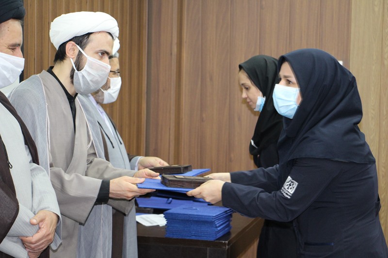 تجلیل از کادر درمانی و مدافعان سلامت بیمارستان یاس با حضور مسئول نهاد