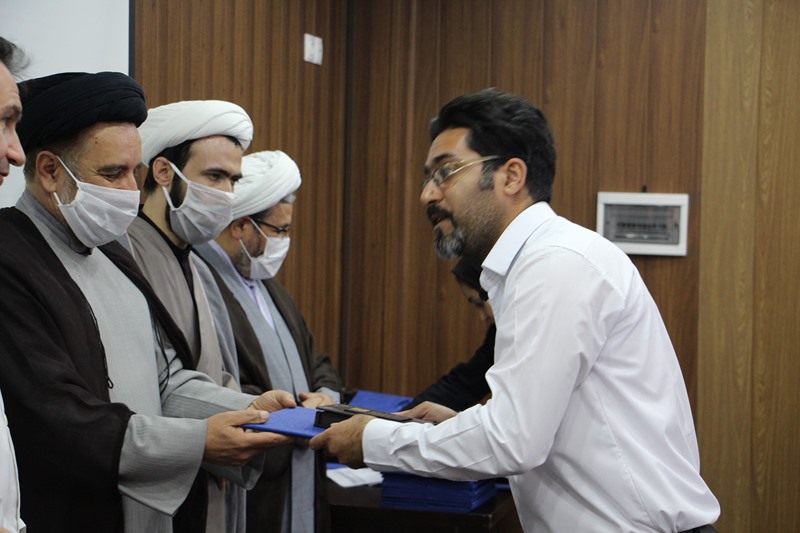 تجلیل از کادر درمانی و مدافعان سلامت بیمارستان یاس با حضور مسئول نهاد