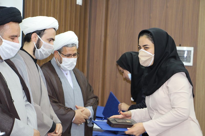 تجلیل از کادر درمانی و مدافعان سلامت بیمارستان یاس با حضور مسئول نهاد