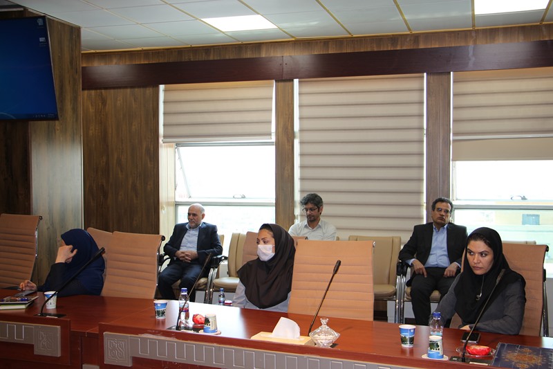 تجلیل مسئول نهاد نمایندگی مقام معظم رهبری در دانشگاه از مدافعان سلامت و فعالان مبارزه با کرونای حوزه ریاست، معاونت توسعه، روابط عمومی و گروه های جهادی دانشگاه