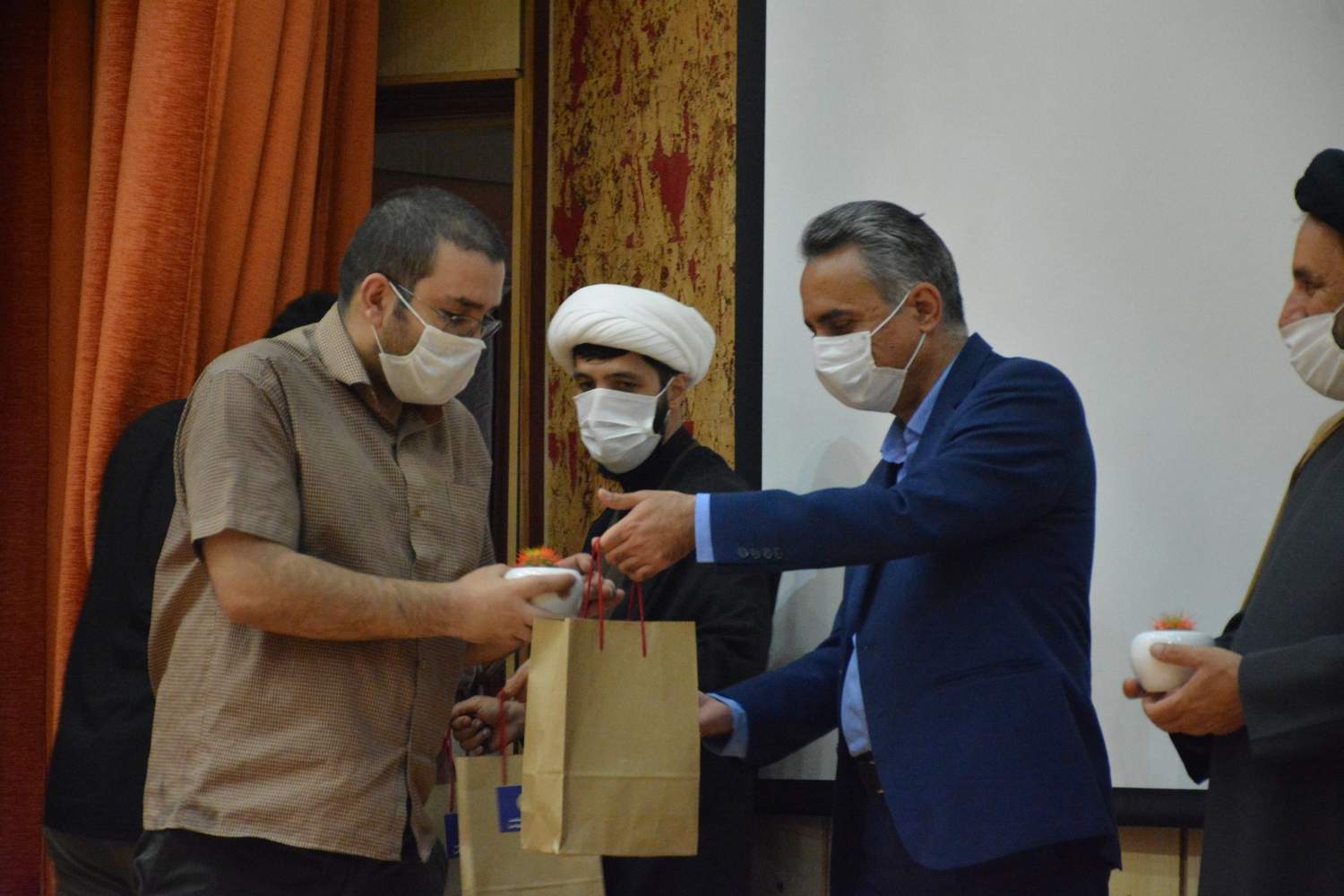 مراسم تقدیر از داوطلبین و گروه‌های جهادی فعال در بحران کرونا