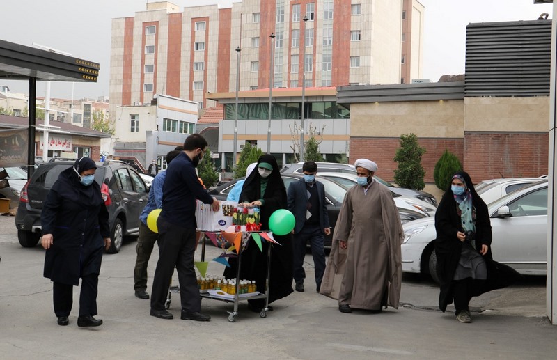 تجلیل از کادر درمانی و مدافعان سلامت بخش‌های کرونای مجتمع بیمارستانی امیراعلم به مناسبت ولادت امام حسن عسکری (ع)